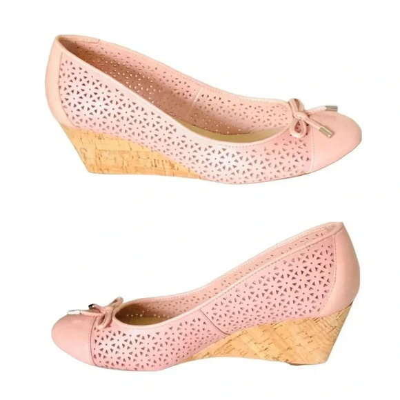 *NEW* ISAAC MIZRAHI | Baby Pink Perforated Leather Sarah Cork Wedge Pump Size 8M - Picture 1 of 7